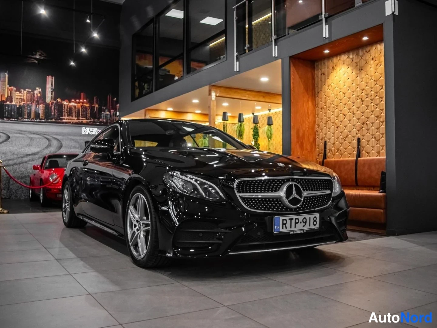 Musta Mercedes-Benz E 220 d 2018, etuviisto, keula oikealle, kuva 3