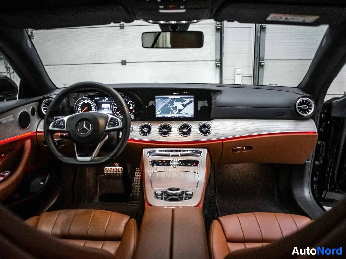 Musta Mercedes-Benz E 220 d 2018, ohjaamo, kuva 10