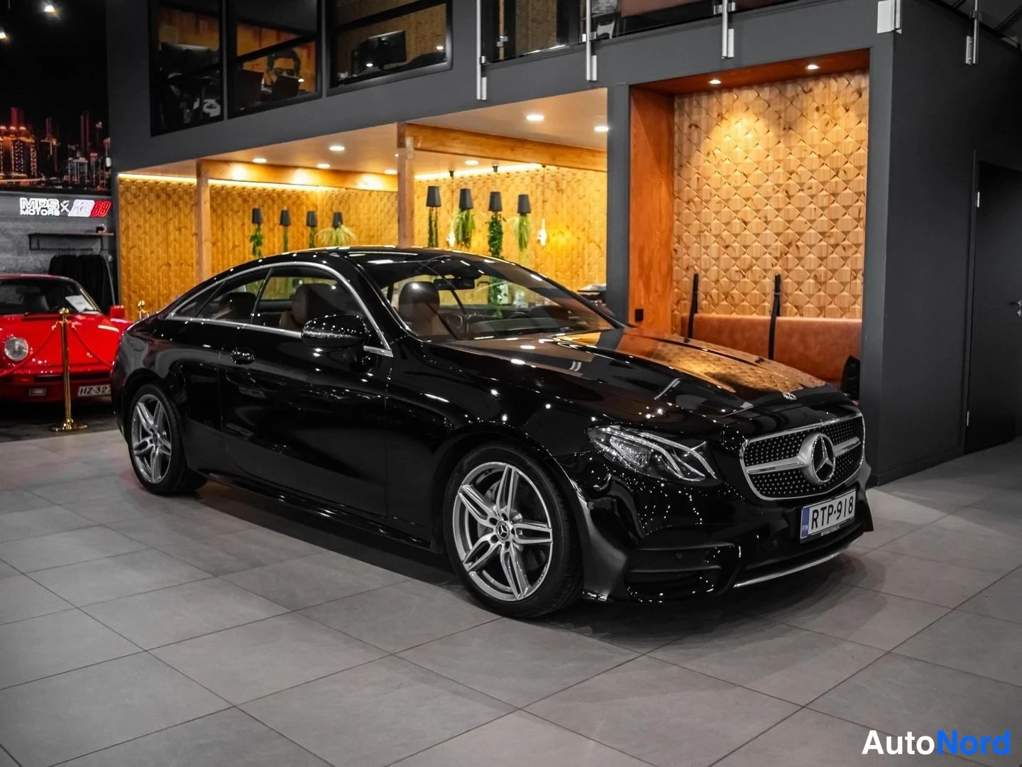 Musta Mercedes-Benz E 220 d 2018, etuviisto, keula oikealle, kuva 4