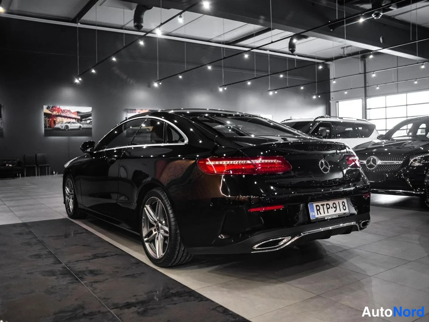 Musta Mercedes-Benz E 220 d 2018, takaviisto, kuva 7