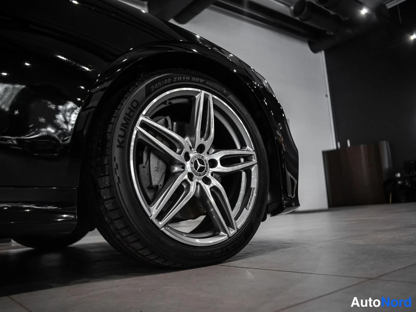 Musta Mercedes-Benz E 220 d 2018, yksityiskohta, kuva 15