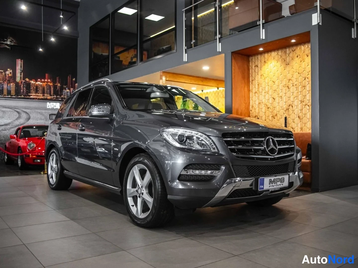 Harmaa Mercedes-Benz ML 350 BlueTEC 4MATIC 2012, etuviisto, keula oikealle, kuva 3