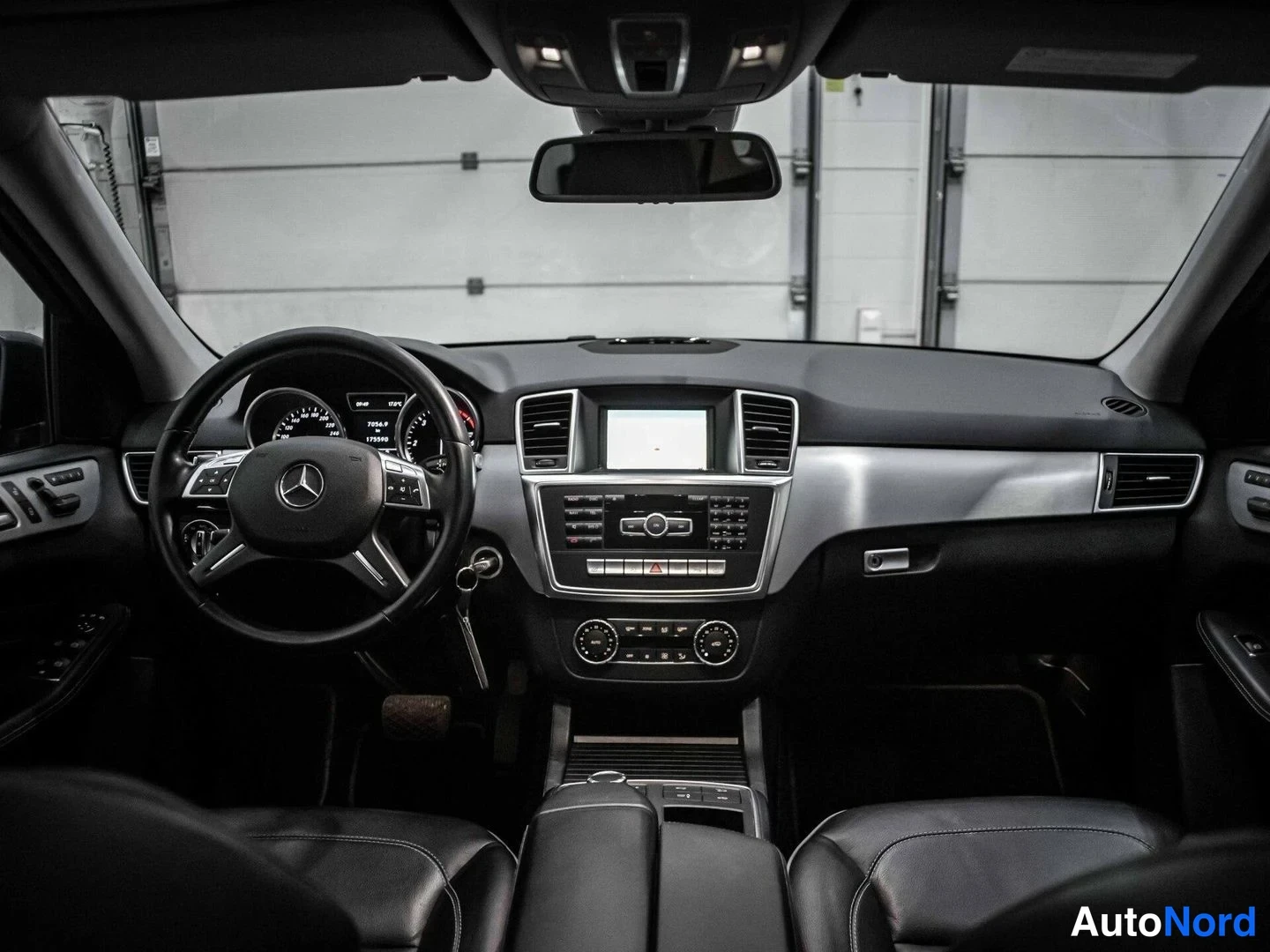 Harmaa Mercedes-Benz ML 350 BlueTEC 4MATIC 2012, ohjaamo, kuva 9