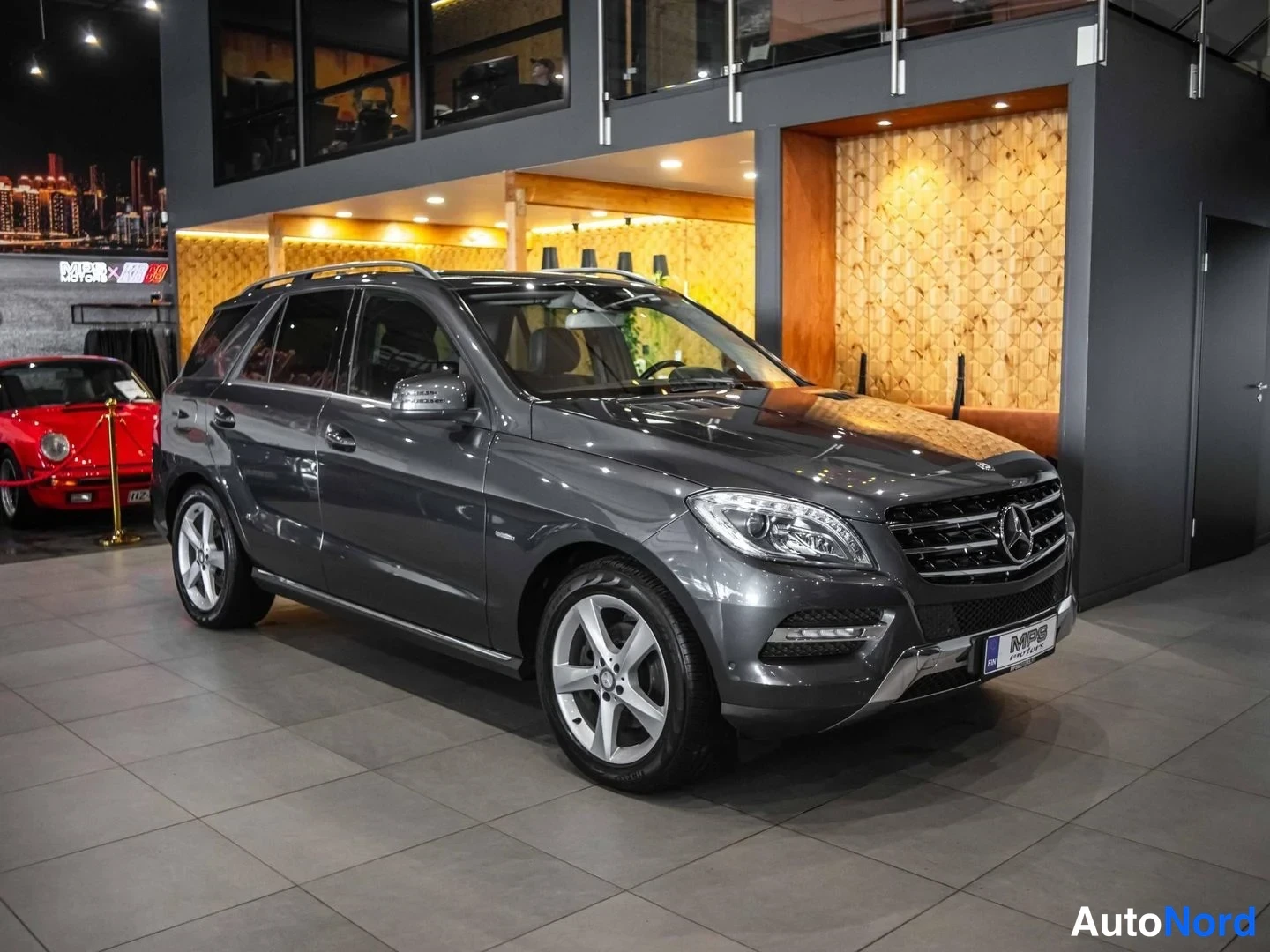 Harmaa Mercedes-Benz ML 350 BlueTEC 4MATIC 2012, etuviisto, keula oikealle, kuva 2