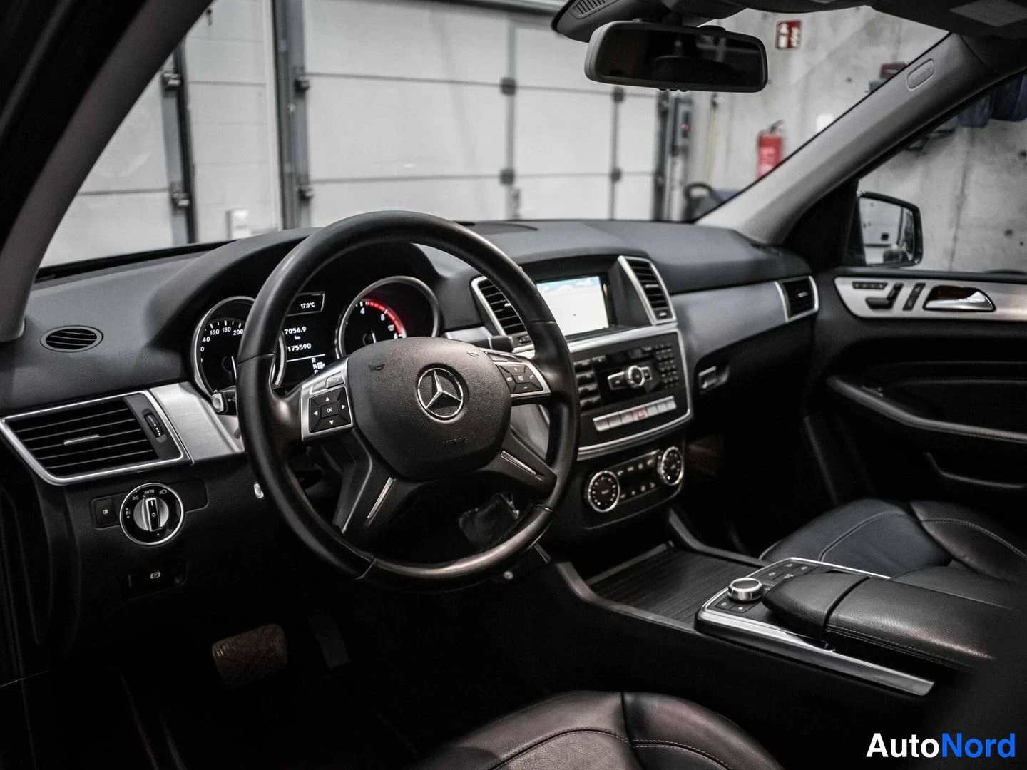 Harmaa Mercedes-Benz ML 350 BlueTEC 4MATIC 2012, ohjaamo, kuva 8