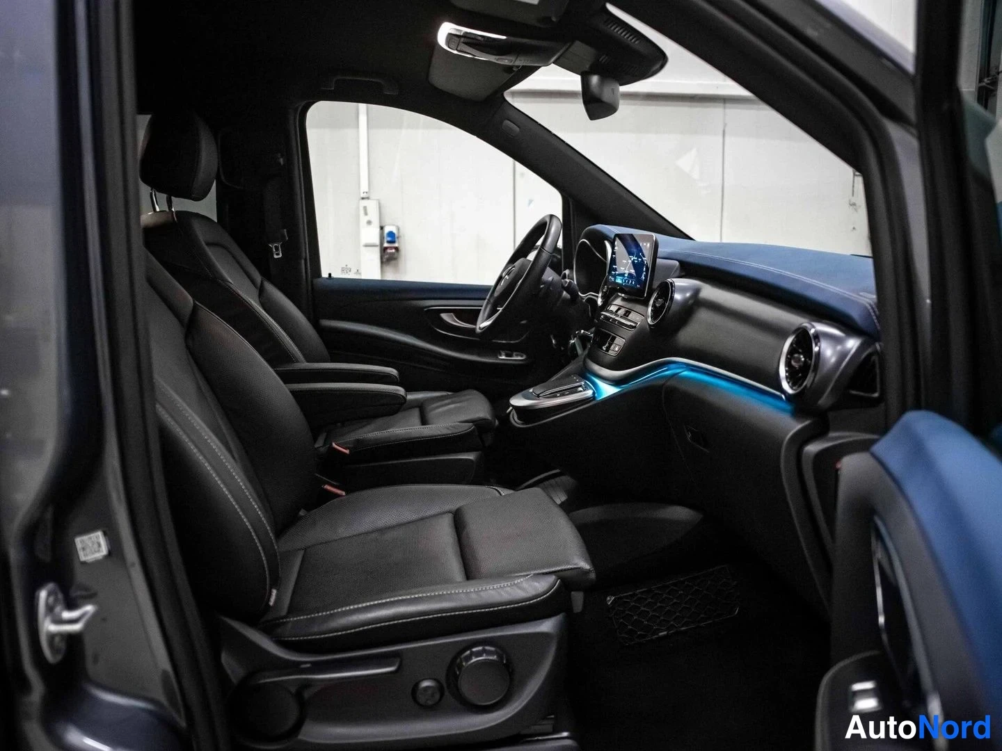 Harmaa Mercedes-Benz EQV 300 2022, ohjaamo, kuva 11