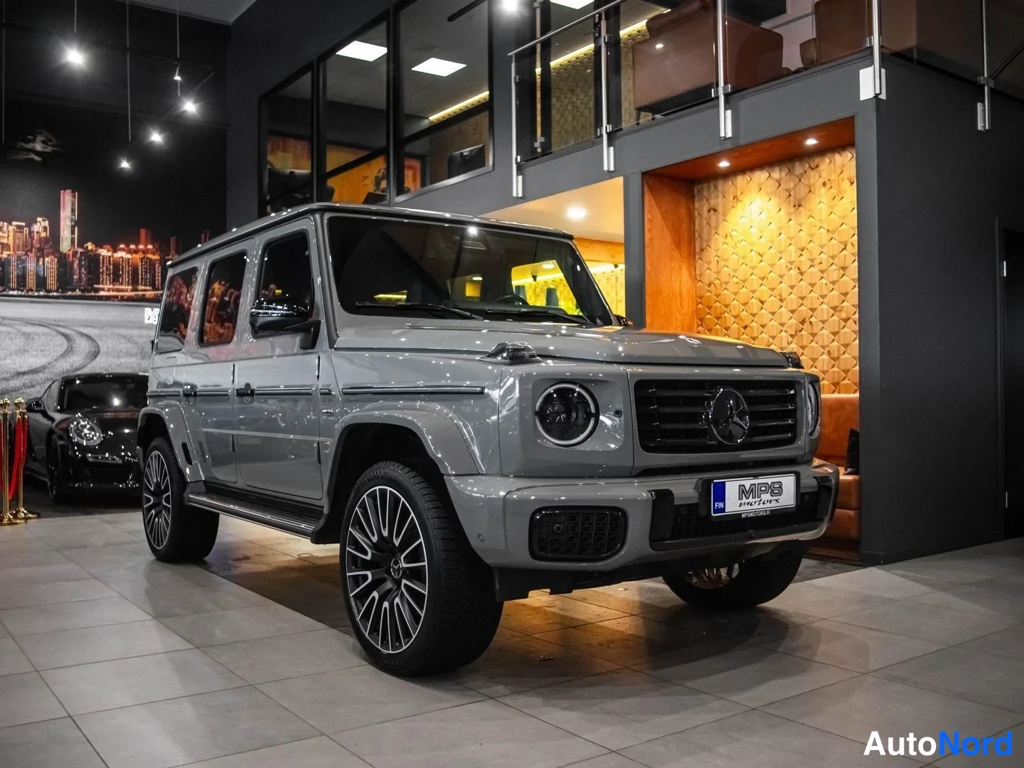 Harmaa Mercedes-Benz G 580 4MATIC 2025, etuviisto, keula oikealle, kuva 3