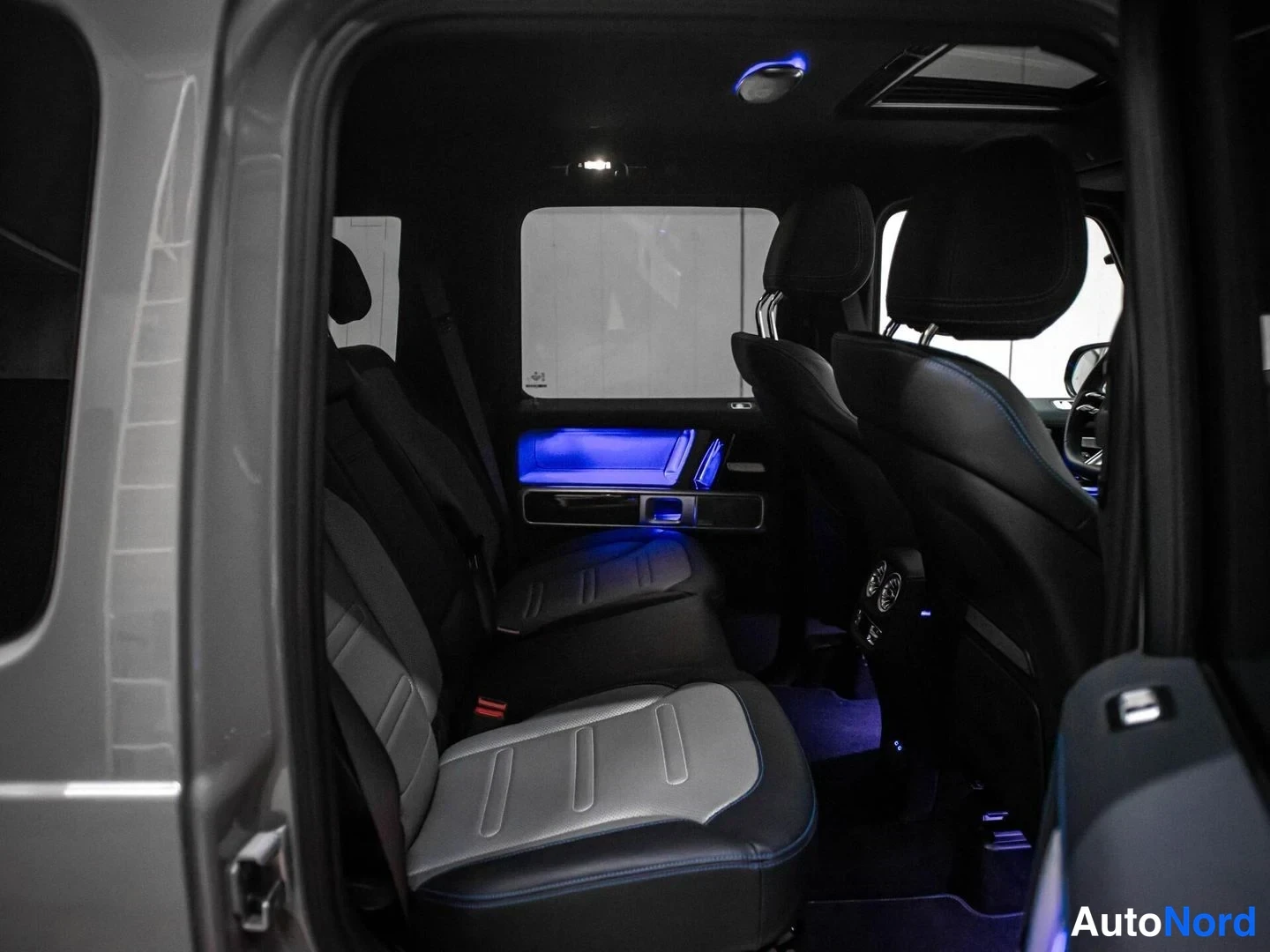 Harmaa Mercedes-Benz G 580 4MATIC 2025, takaistuimet, kuva 17