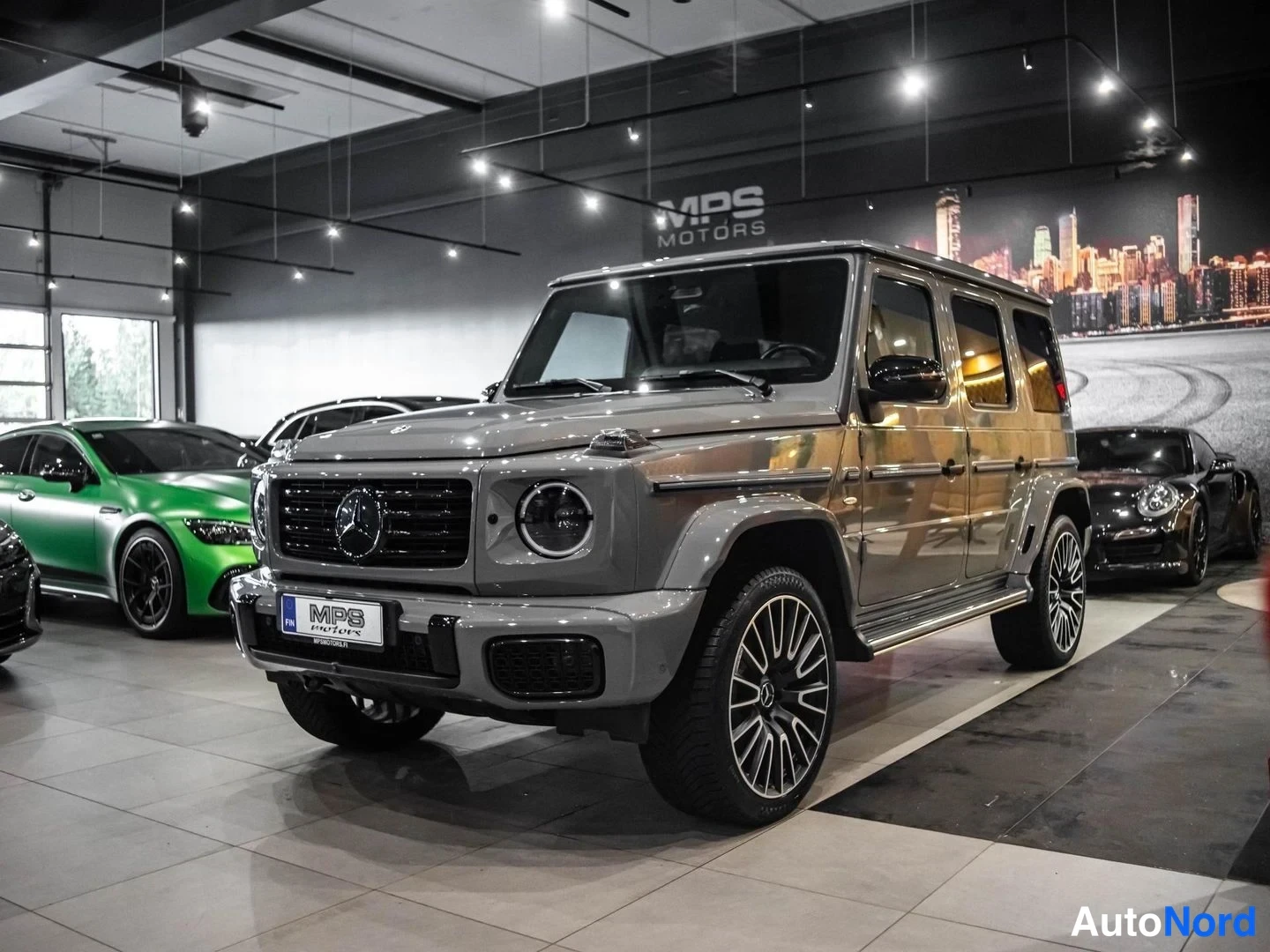 Harmaa Mercedes-Benz G 580 4MATIC 2025, etuviisto, keula vasemmalle, kuva 2