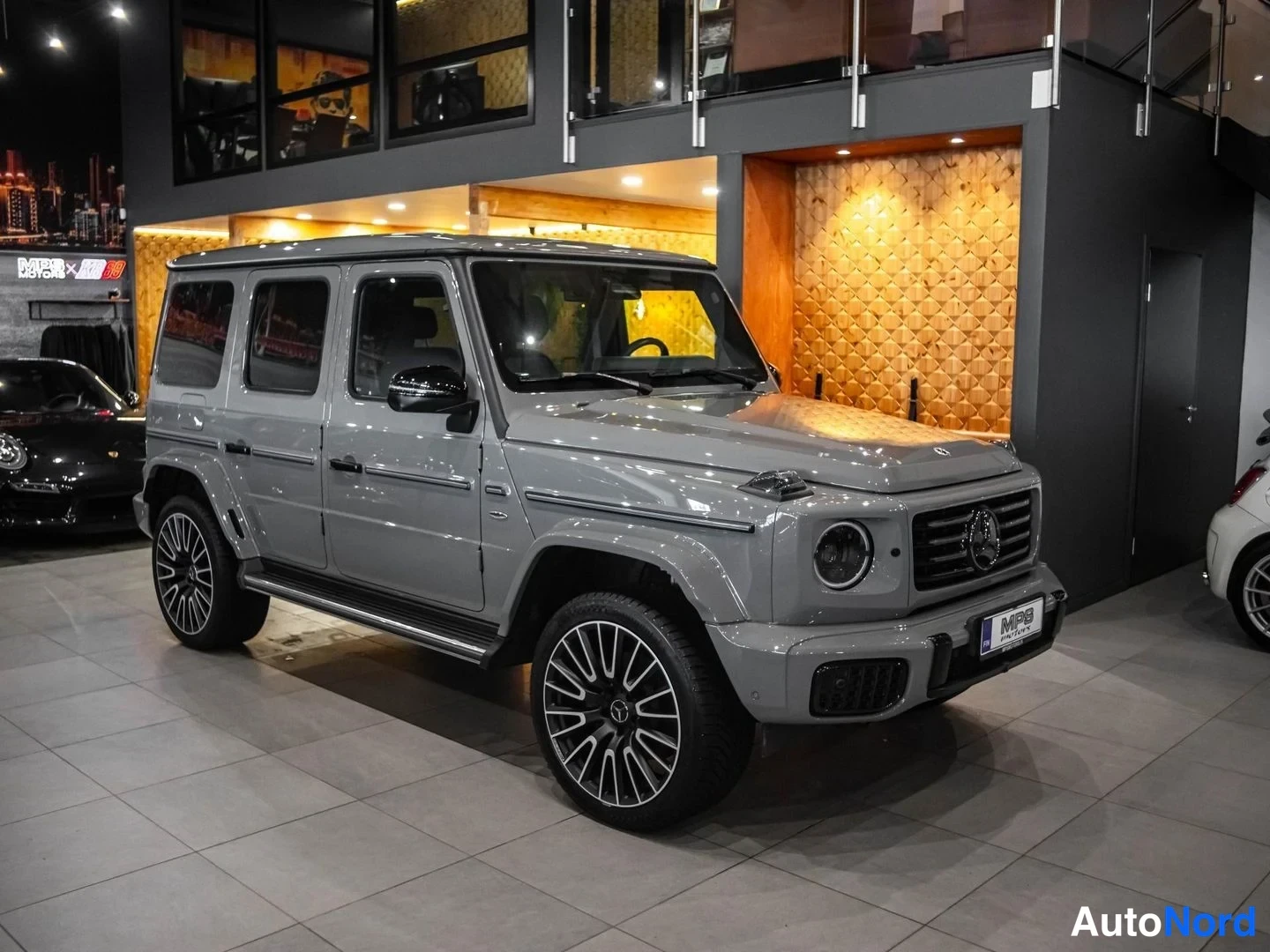Harmaa Mercedes-Benz G 580 4MATIC 2025, etuviisto, keula oikealle, kuva 4