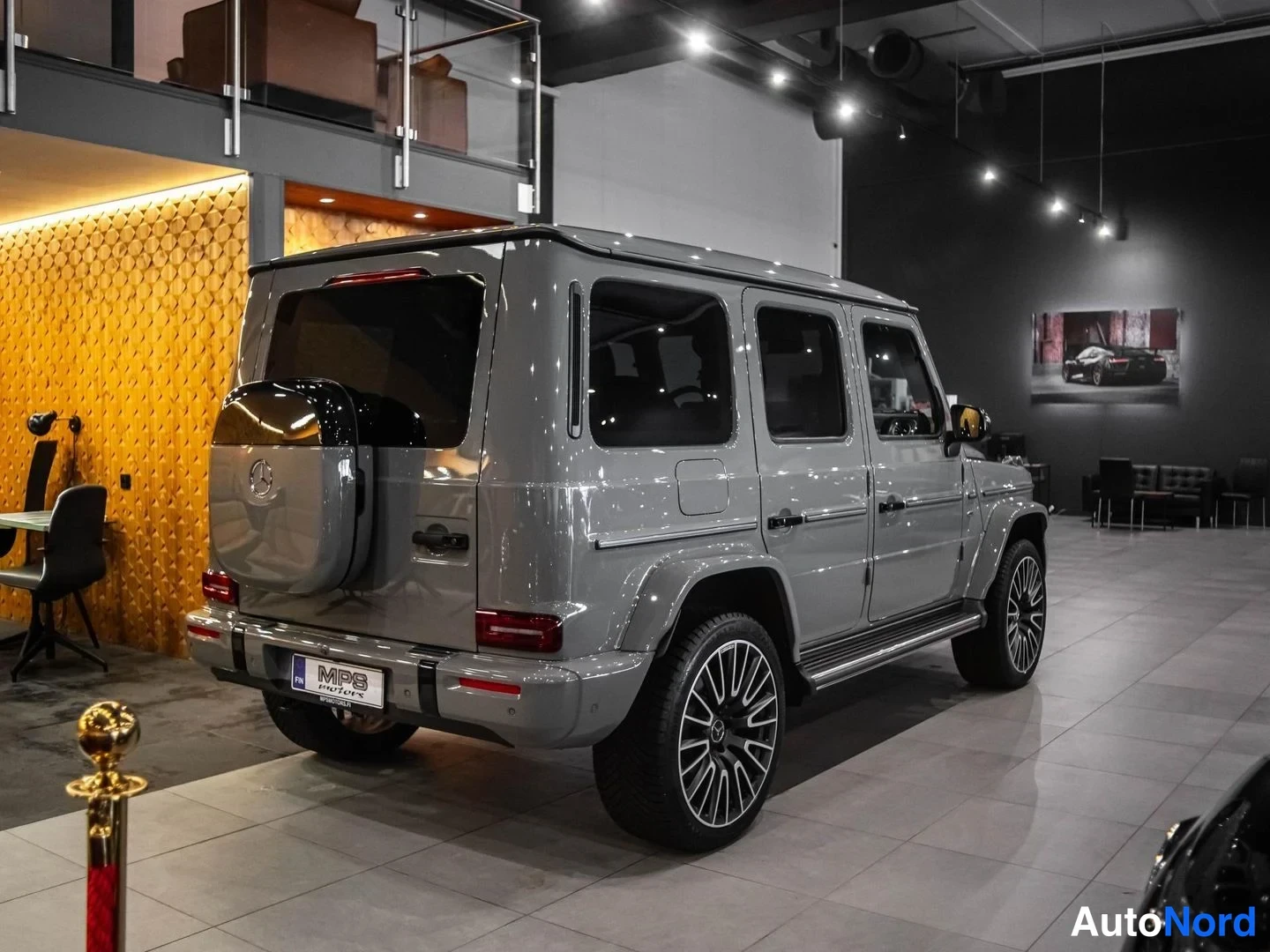Harmaa Mercedes-Benz G 580 4MATIC 2025, takaviisto, kuva 8