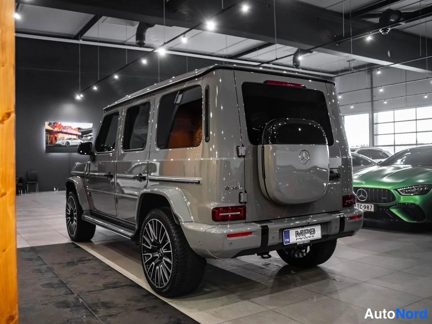 Harmaa Mercedes-Benz G 580 4MATIC 2025, takaviisto, kuva 9