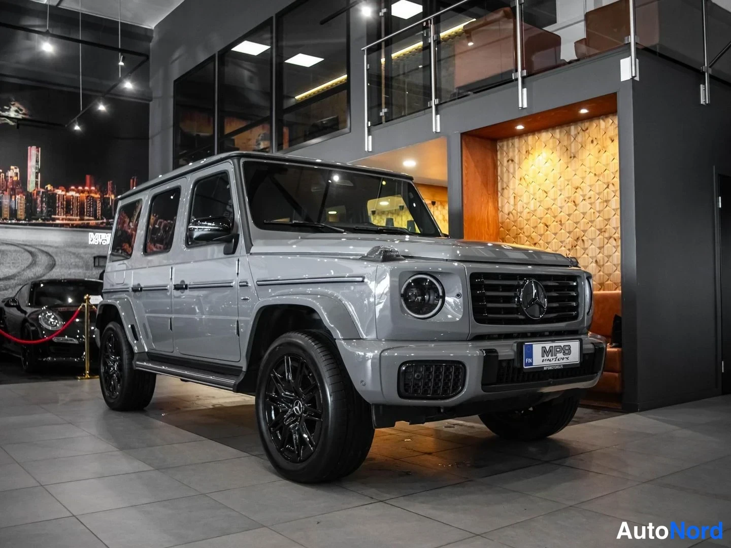 Harmaa Mercedes-Benz G 580 4MATIC 2025, etuviisto, keula oikealle, kuva 5