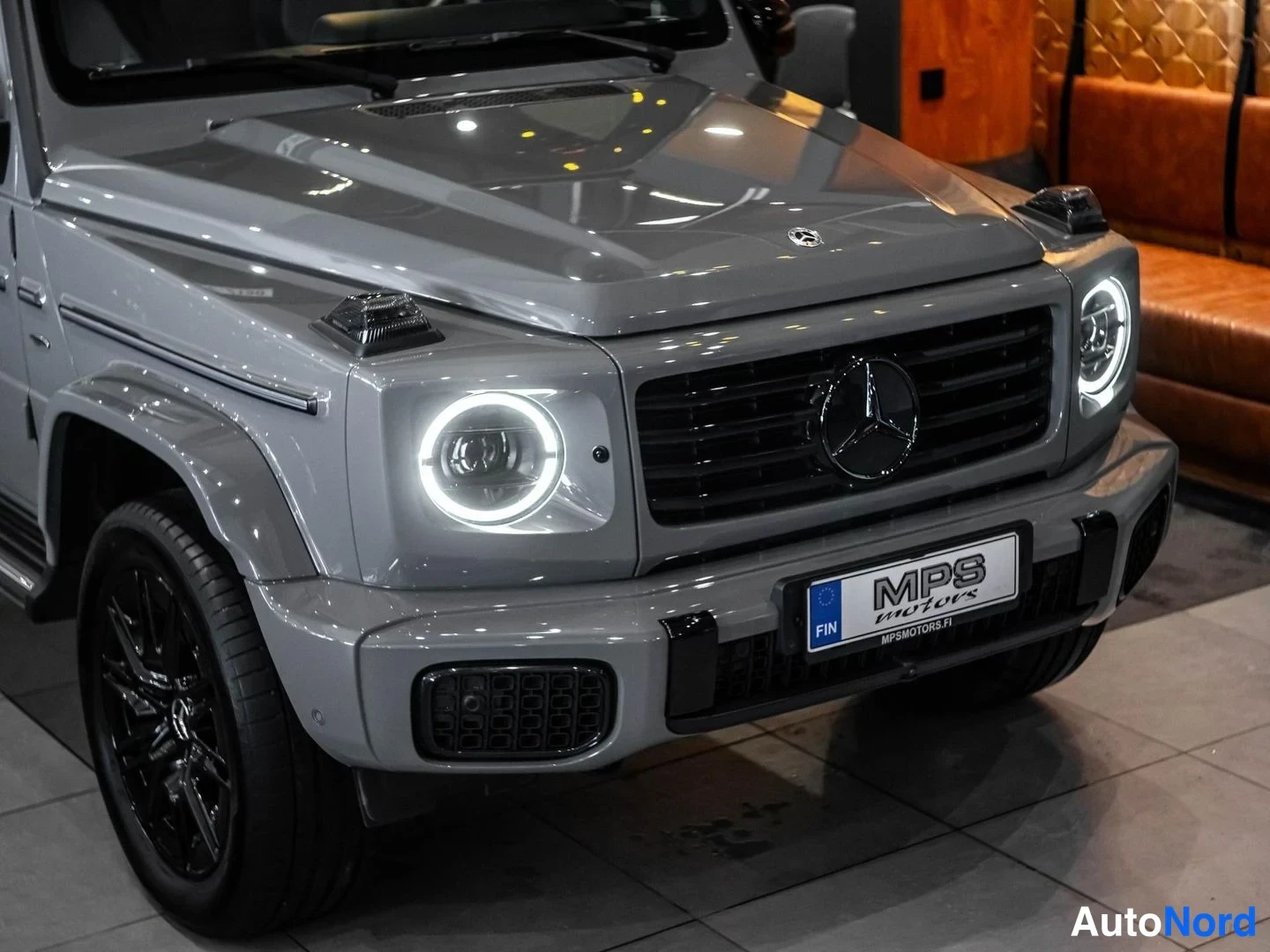 Harmaa Mercedes-Benz G 580 4MATIC 2025, etuviisto, keula oikealle, kuva 6