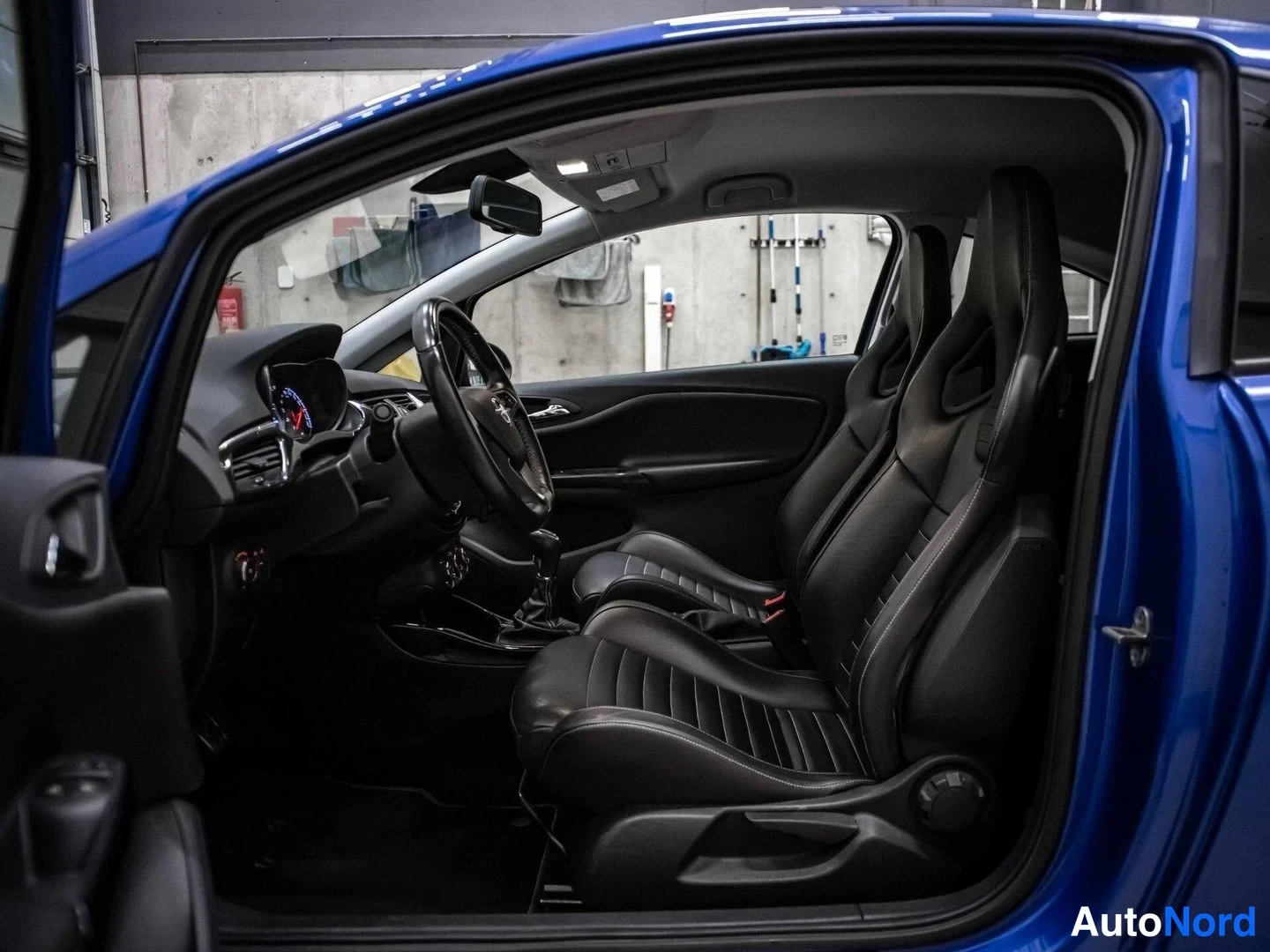 Sininen Opel Corsa 2018, ohjaamo, kuva 8