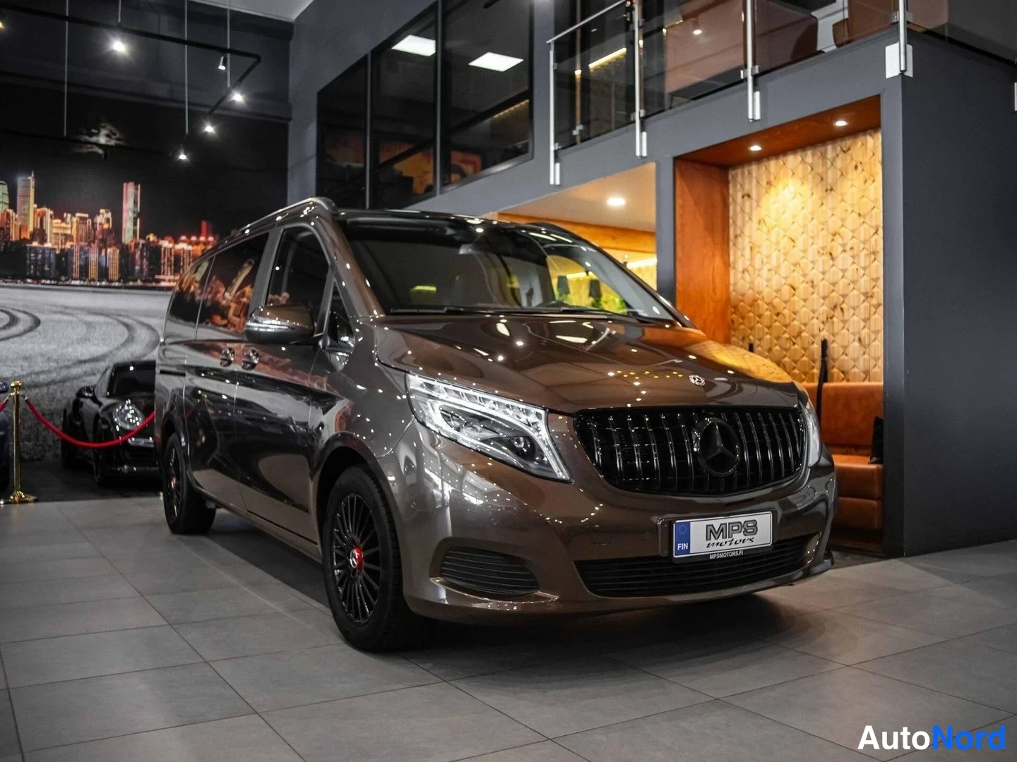 Ruskea Mercedes-Benz V 250 d 2017, etuviisto, keula oikealle, kuva 3