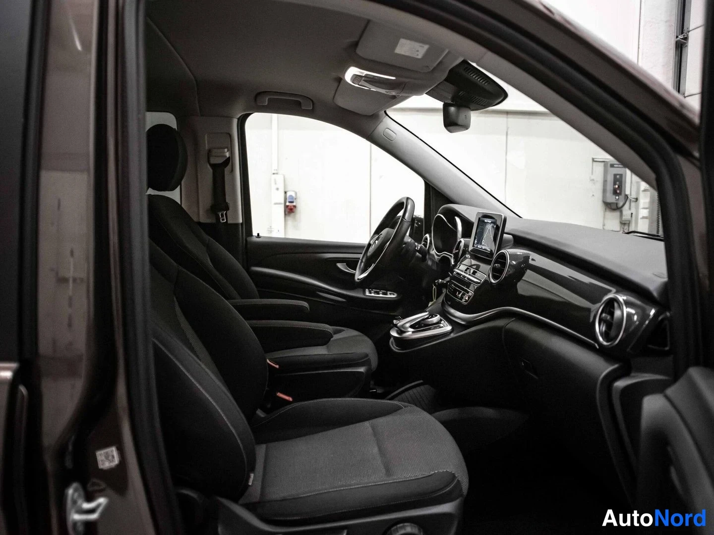 Ruskea Mercedes-Benz V 250 d 2017, etuistuimet, kuva 12