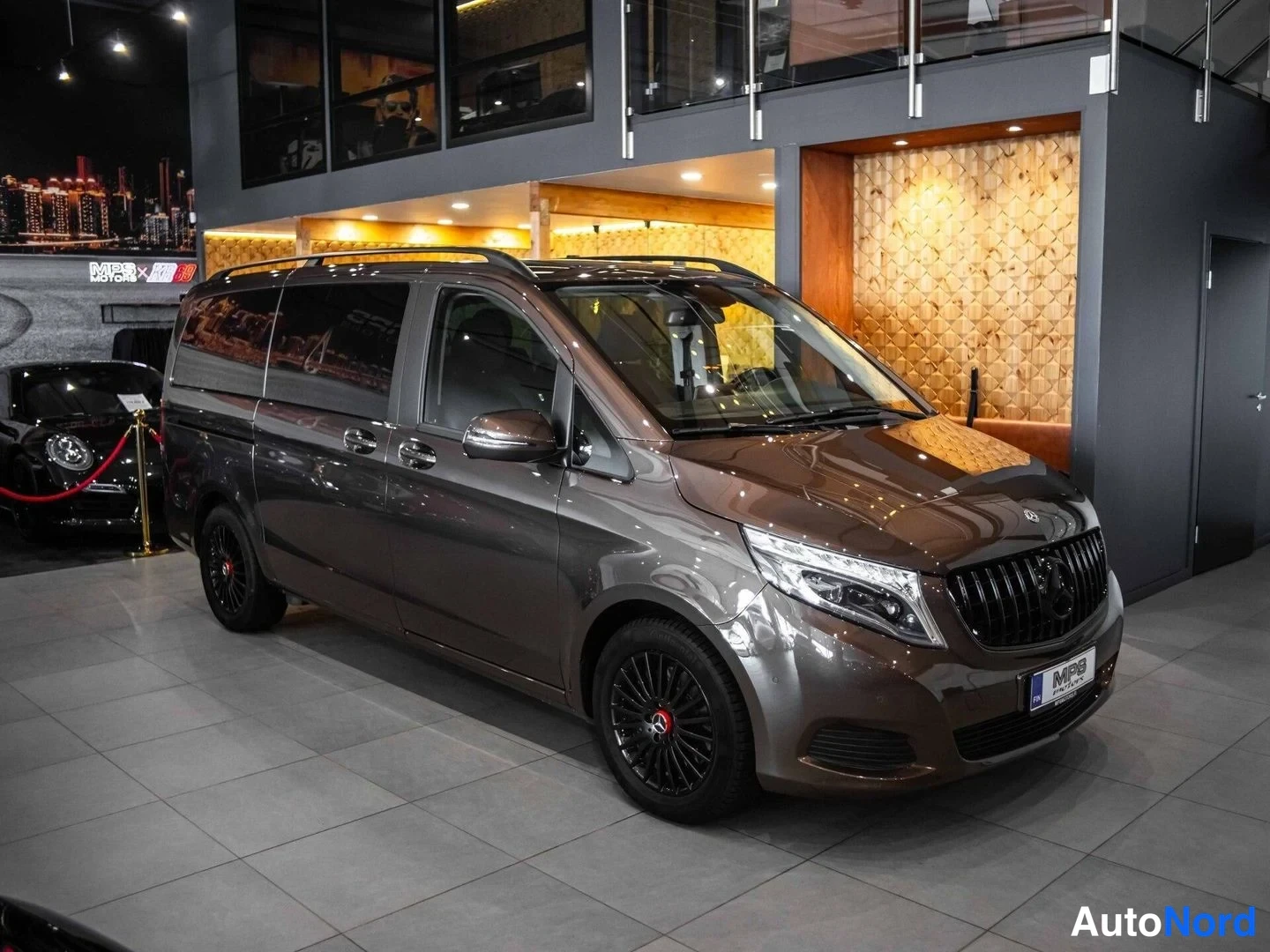 Ruskea Mercedes-Benz V 250 d 2017, etuviisto, keula oikealle, kuva 4