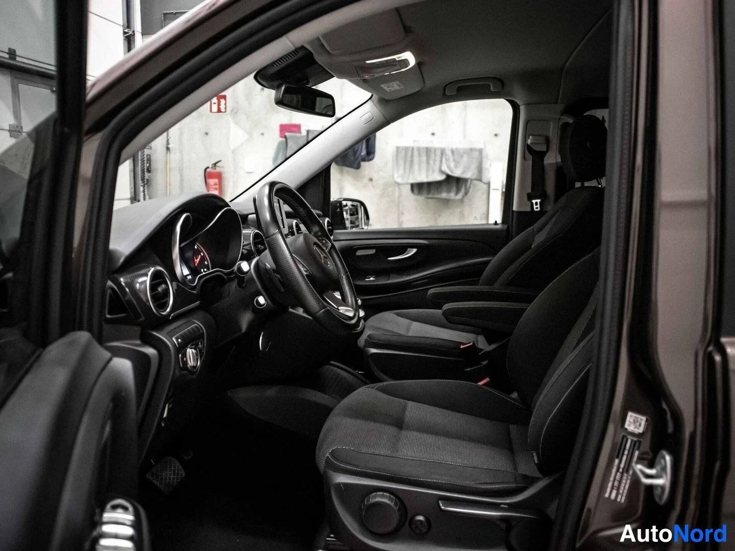 Ruskea Mercedes-Benz V 250 d 2017, ohjaamo, kuva 8