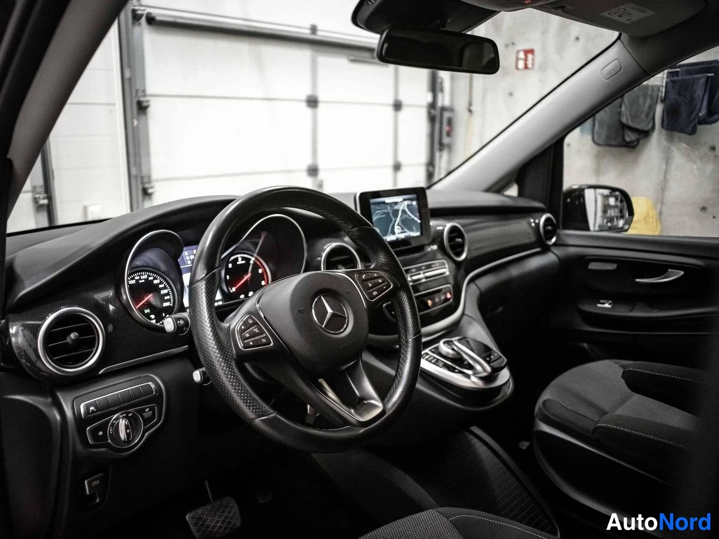 Ruskea Mercedes-Benz V 250 d 2017, ohjaamo, kuva 9