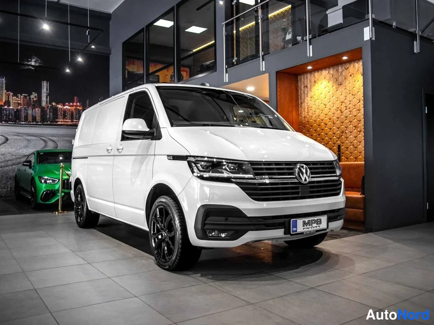 Valkoinen Volkswagen Transporter 2021, etuviisto, keula oikealle, kuva 2