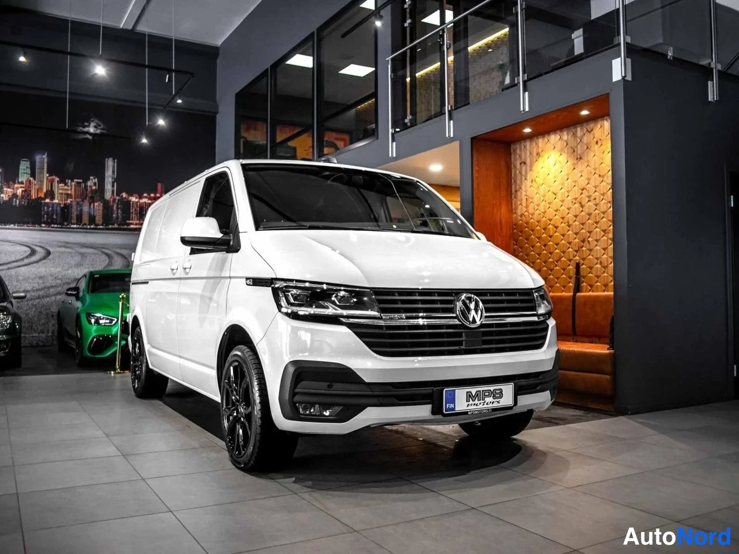 Valkoinen Volkswagen Transporter 2021, etuviisto, keula oikealle, kuva 3