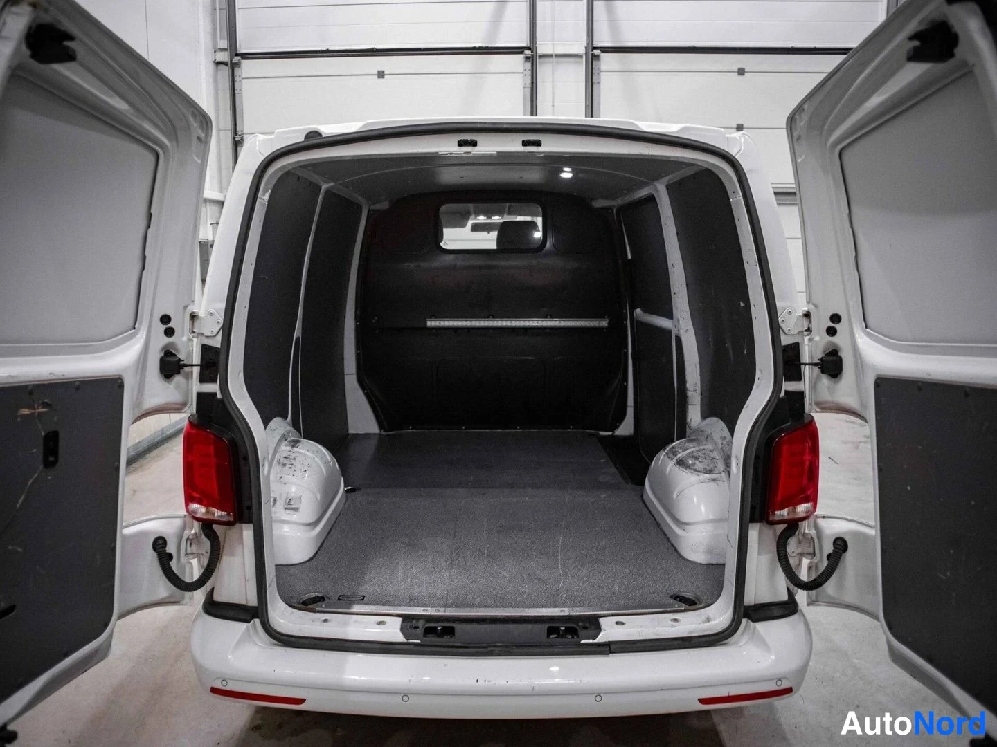 Valkoinen Volkswagen Transporter 2021, tavaratila, kuva 13
