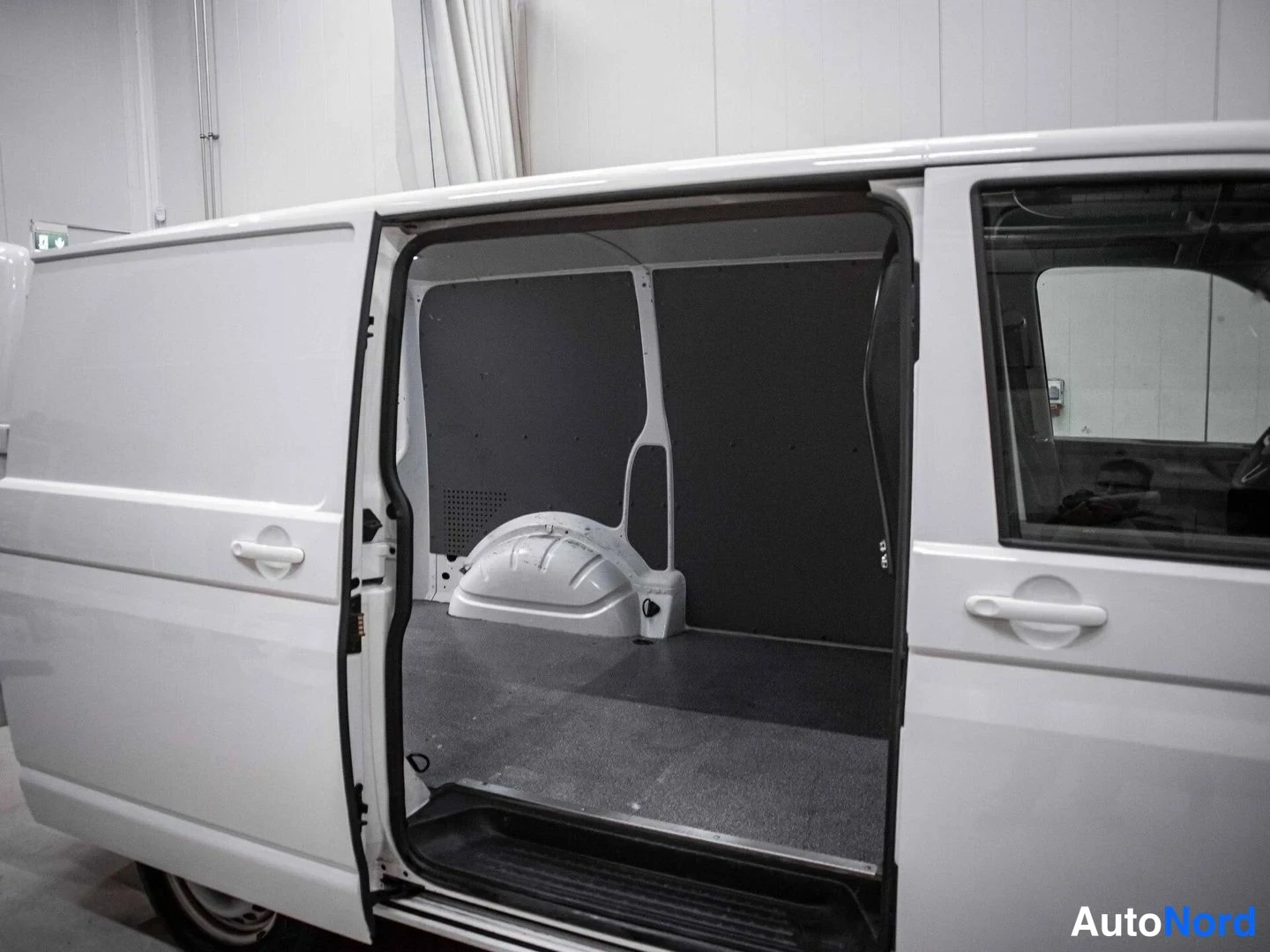 Valkoinen Volkswagen Transporter 2021, tavaratila, kuva 12