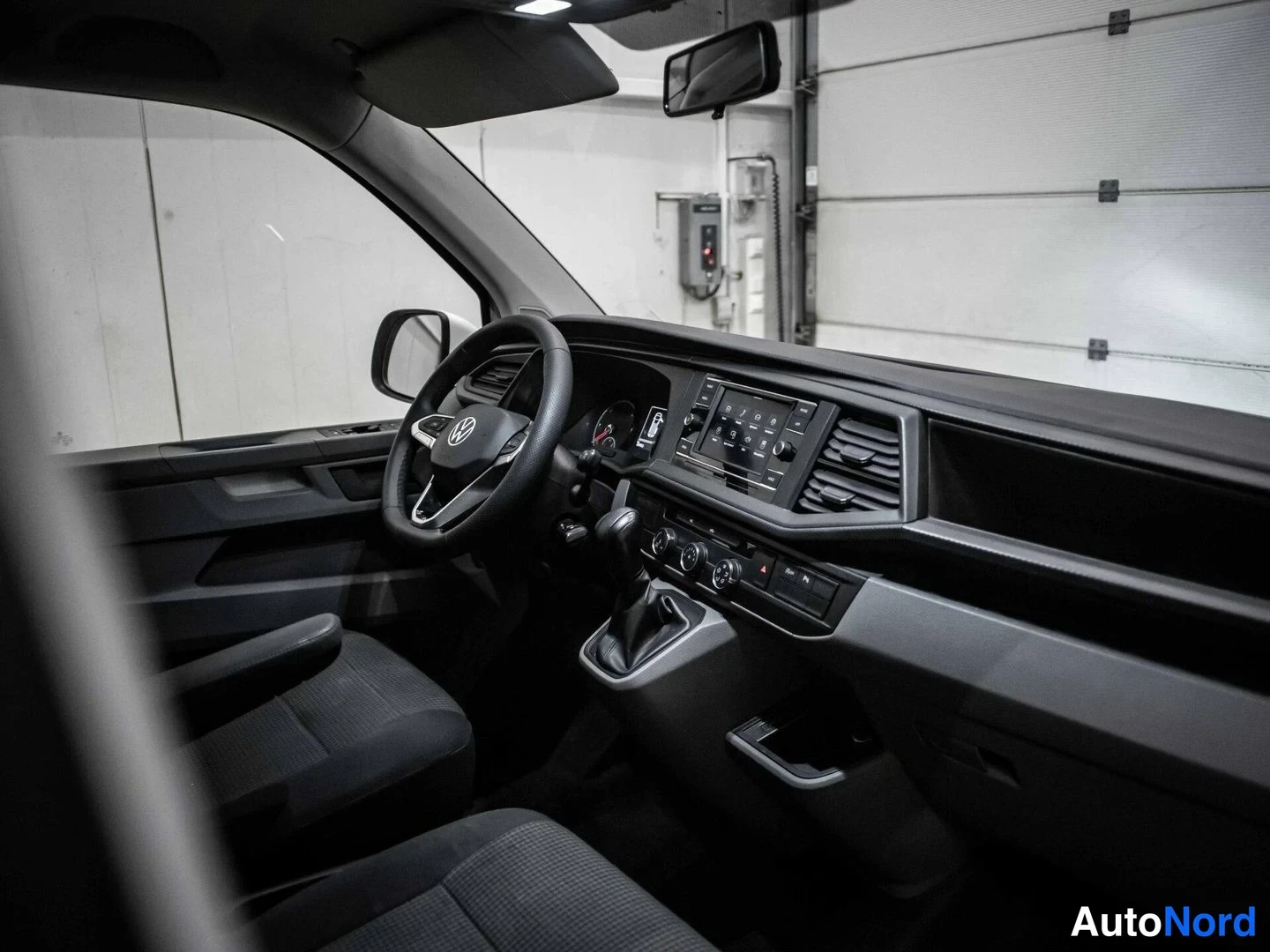 Valkoinen Volkswagen Transporter 2021, ohjaamo, kuva 10