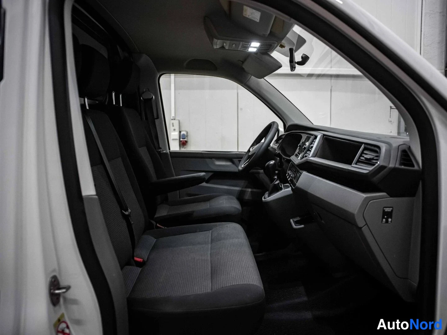 Valkoinen Volkswagen Transporter 2021, etuistuimet, kuva 11