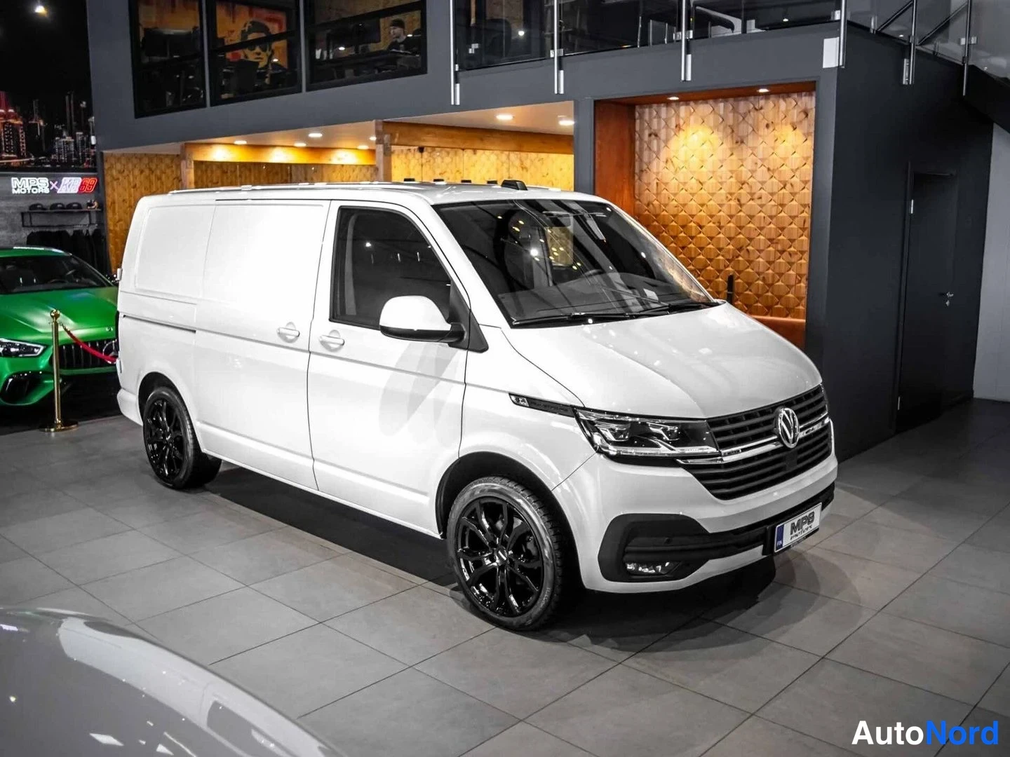 Valkoinen Volkswagen Transporter 2021, etuviisto, keula oikealle, kuva 4