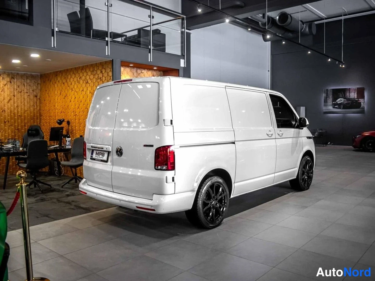 Valkoinen Volkswagen Transporter 2021, takaviisto, kuva 6