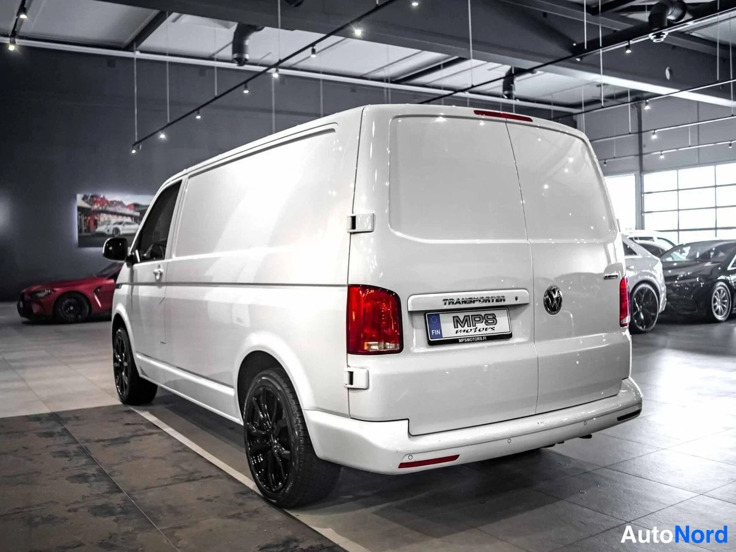 Valkoinen Volkswagen Transporter 2021, takaviisto, kuva 7
