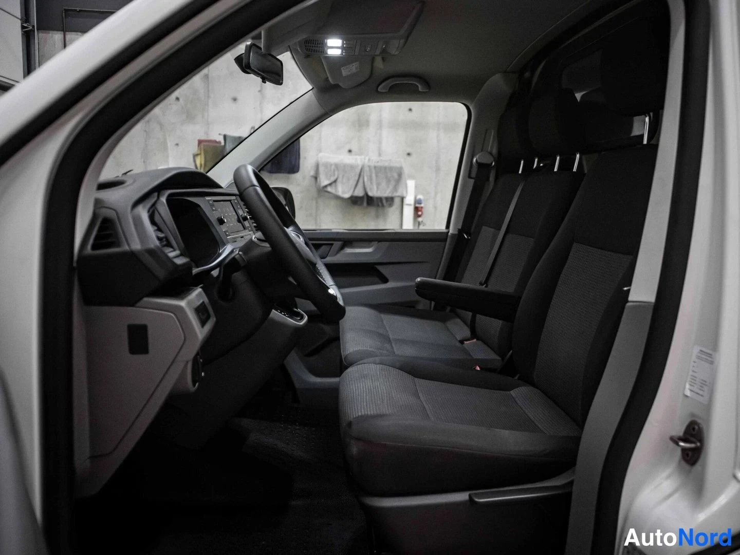 Valkoinen Volkswagen Transporter 2021, ohjaamo, kuva 8