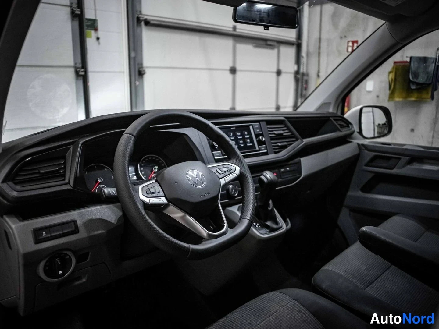 Valkoinen Volkswagen Transporter 2021, ohjaamo, kuva 9