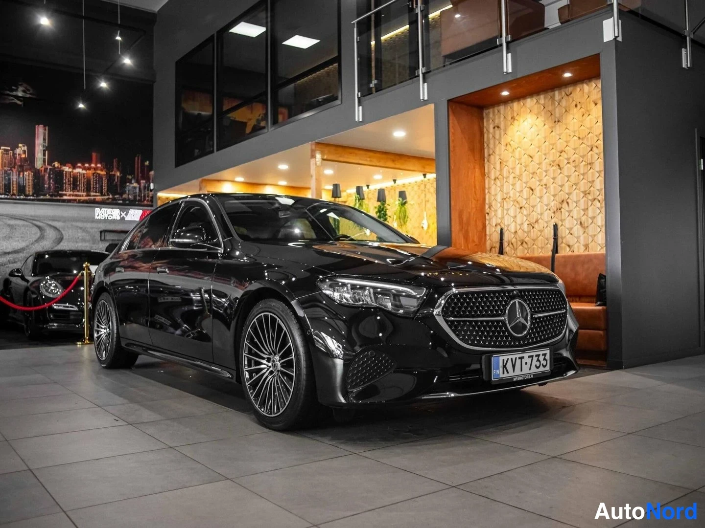 Musta Mercedes-Benz E 220 d 4MATIC 2024, etuviisto, keula oikealle, kuva 2