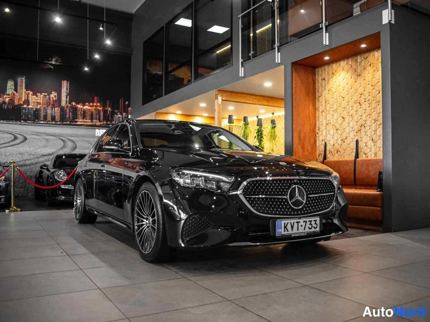 Musta Mercedes-Benz E 220 d 4MATIC 2024, etuviisto, keula oikealle, kuva 3