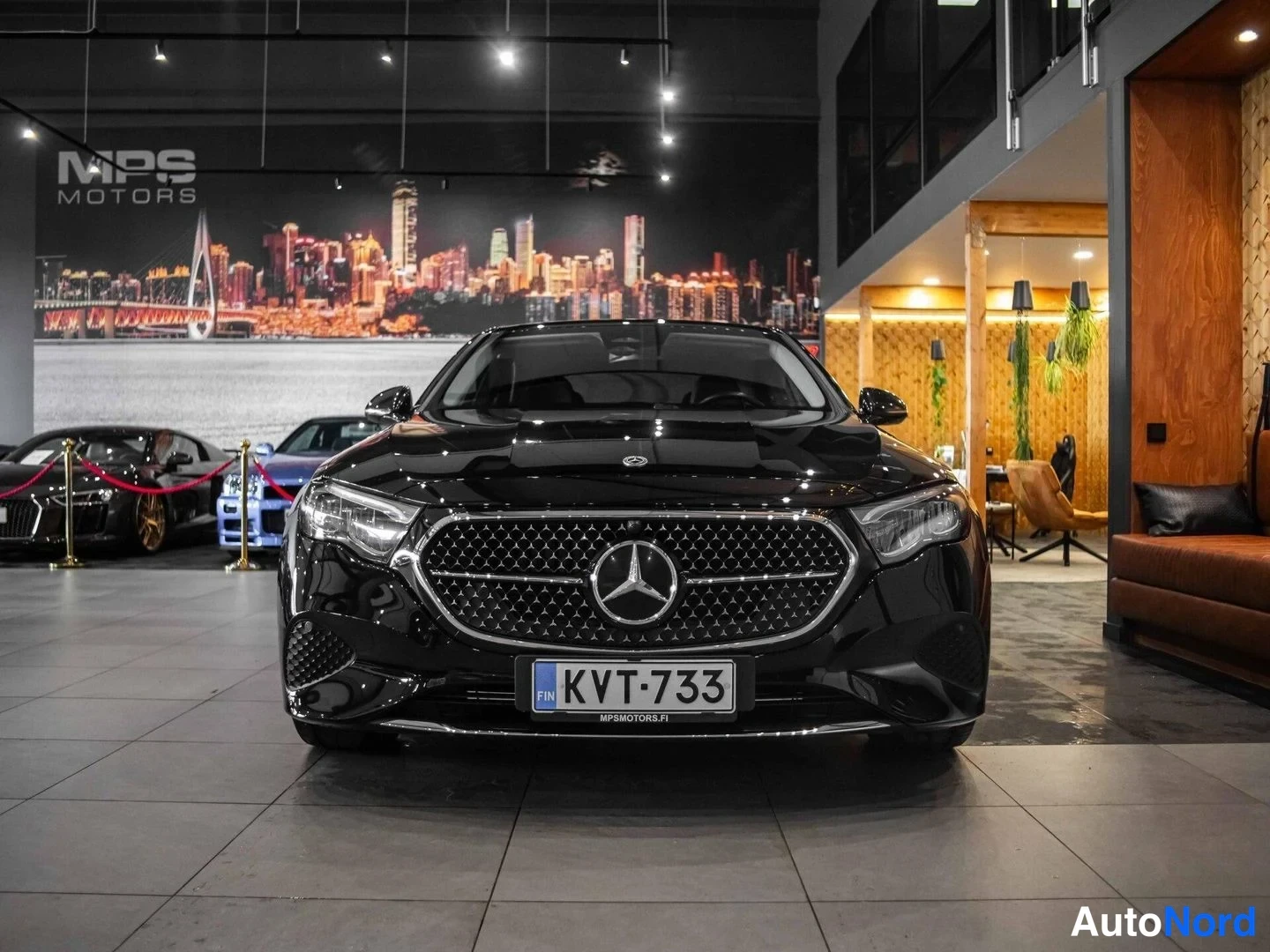 Musta Mercedes-Benz E 220 d 4MATIC 2024, edestä, kuva 5
