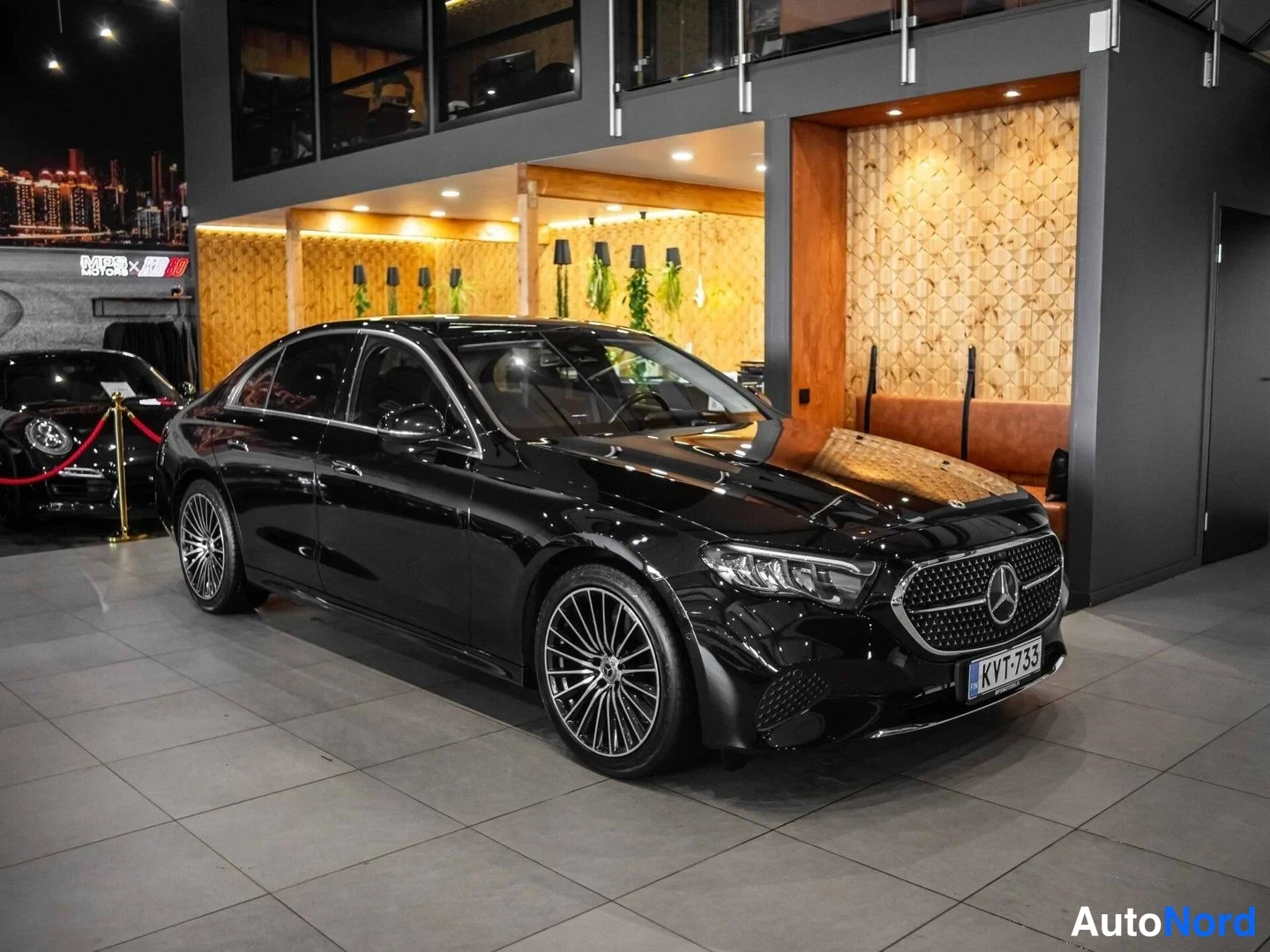 Musta Mercedes-Benz E 220 d 4MATIC 2024, etuviisto, keula oikealle, kuva 4