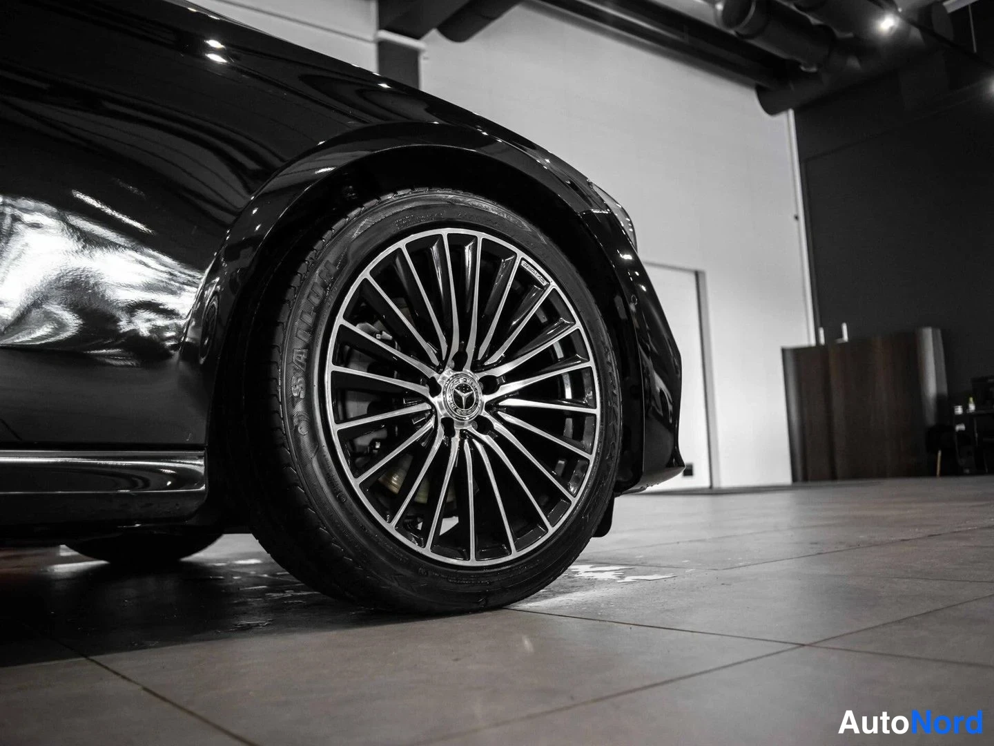 Musta Mercedes-Benz E 220 d 4MATIC 2024, yksityiskohta, kuva 15