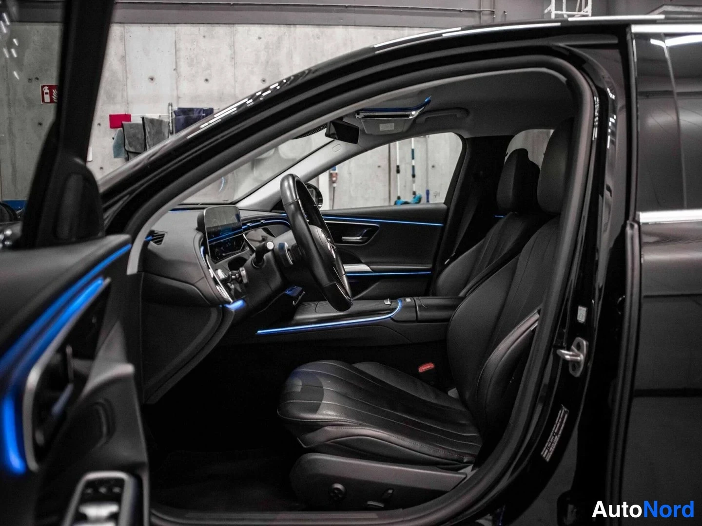 Musta Mercedes-Benz E 220 d 4MATIC 2024, ohjaamo, kuva 8