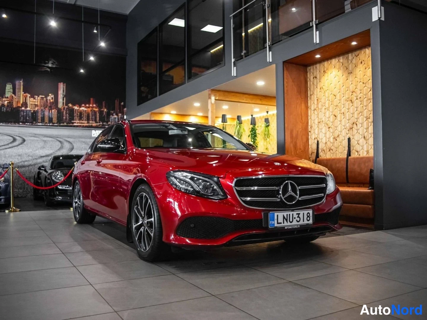 Punainen Mercedes-Benz E 220 d 4MATIC 2017, etuviisto, keula oikealle, kuva 3
