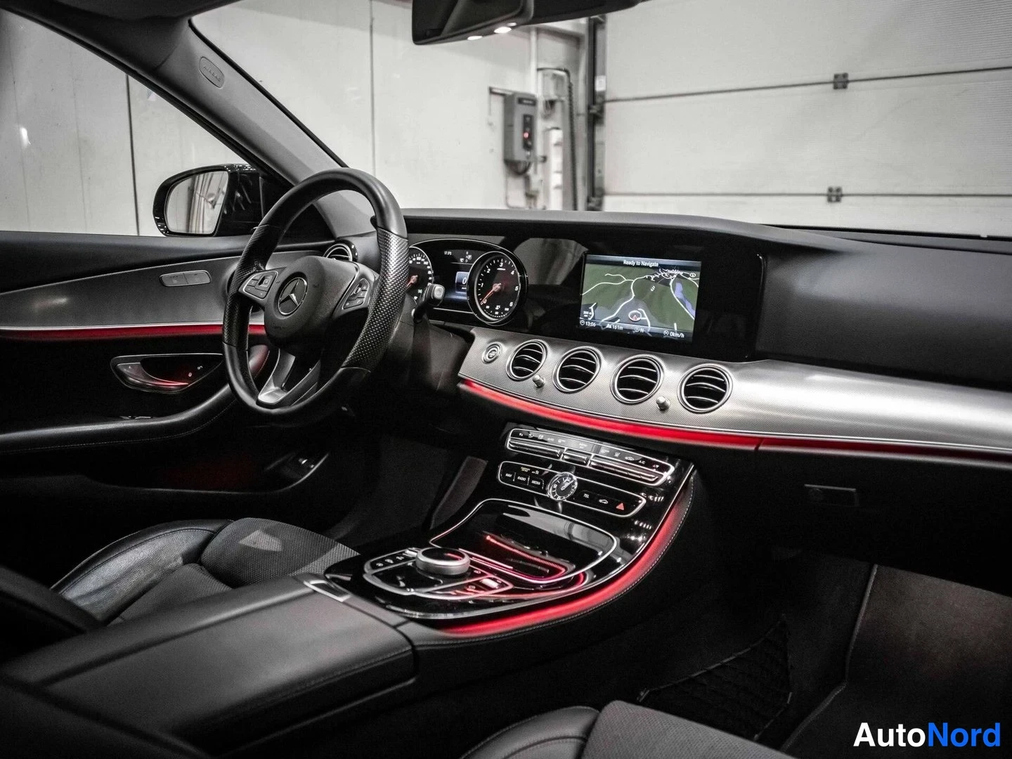 Punainen Mercedes-Benz E 220 d 4MATIC 2017, ohjaamo, kuva 9