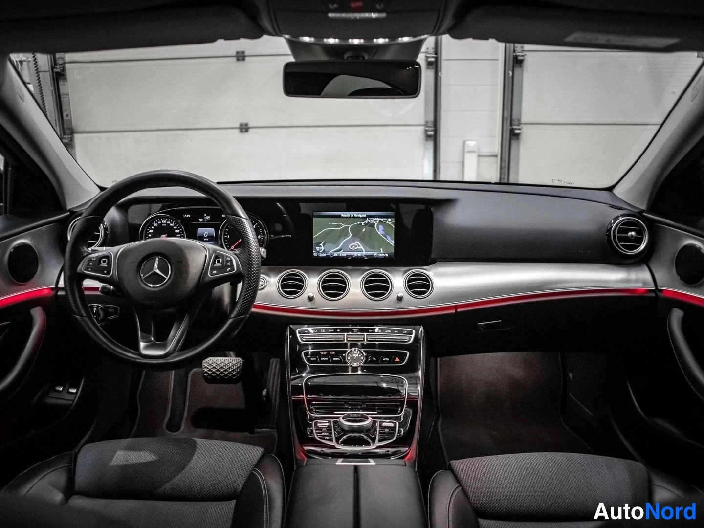 Punainen Mercedes-Benz E 220 d 4MATIC 2017, ohjaamo, kuva 10
