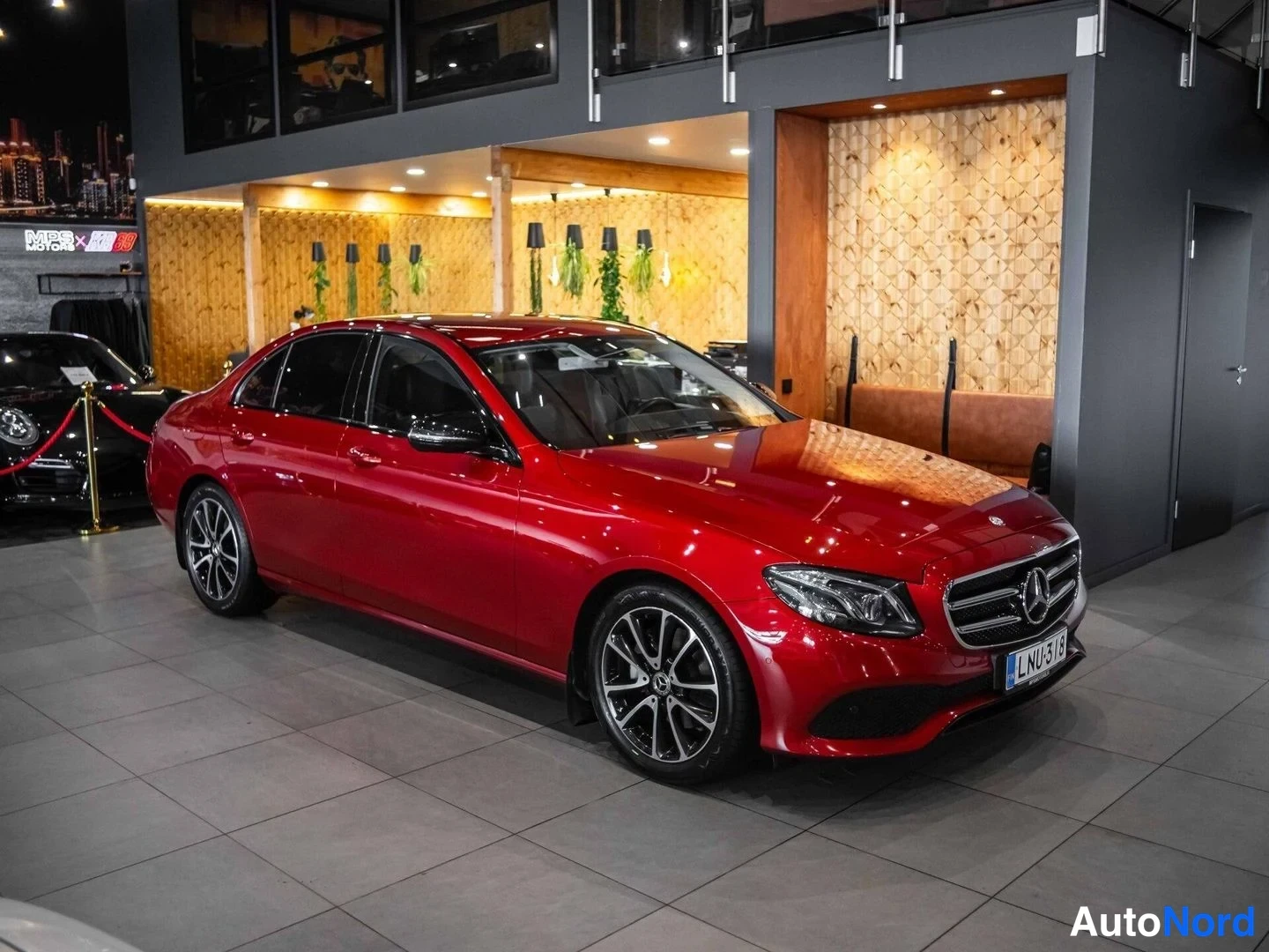 Punainen Mercedes-Benz E 220 d 4MATIC 2017, etuviisto, keula oikealle, kuva 4