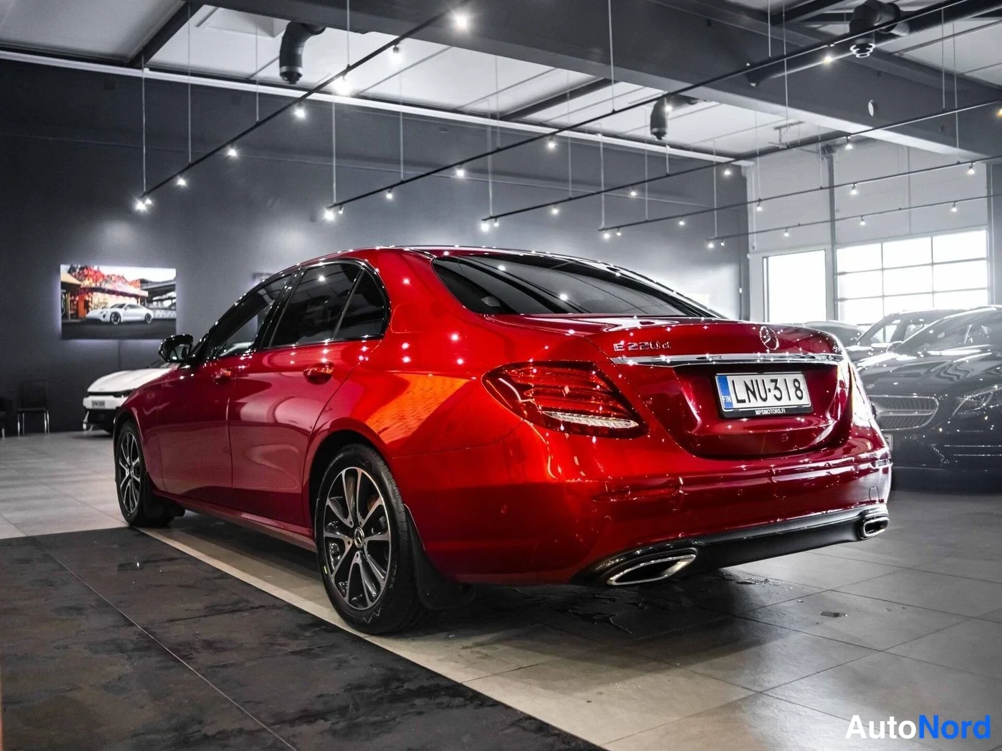 Punainen Mercedes-Benz E 220 d 4MATIC 2017, takaviisto, kuva 7