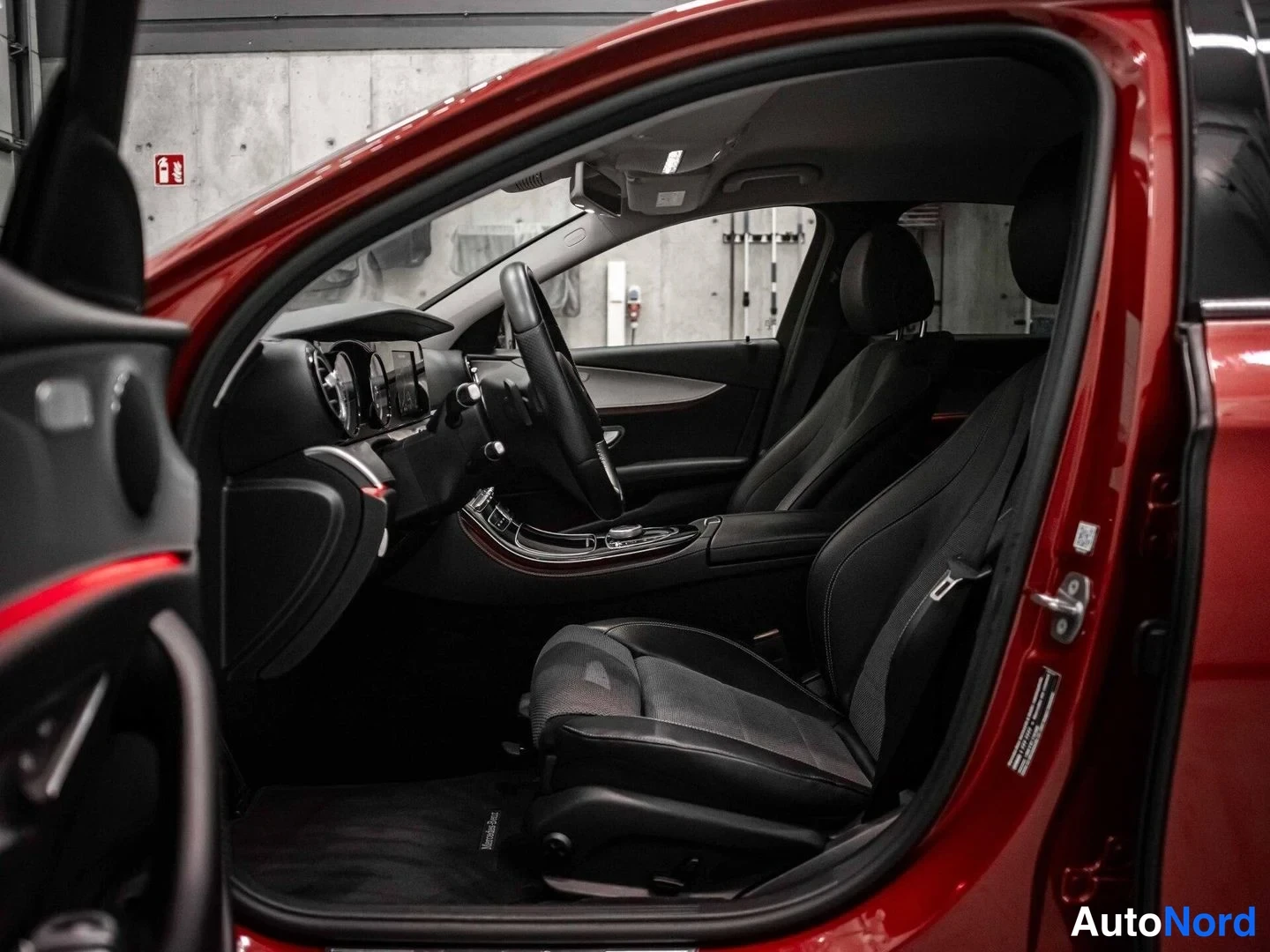 Punainen Mercedes-Benz E 220 d 4MATIC 2017, etuistuimet, kuva 11