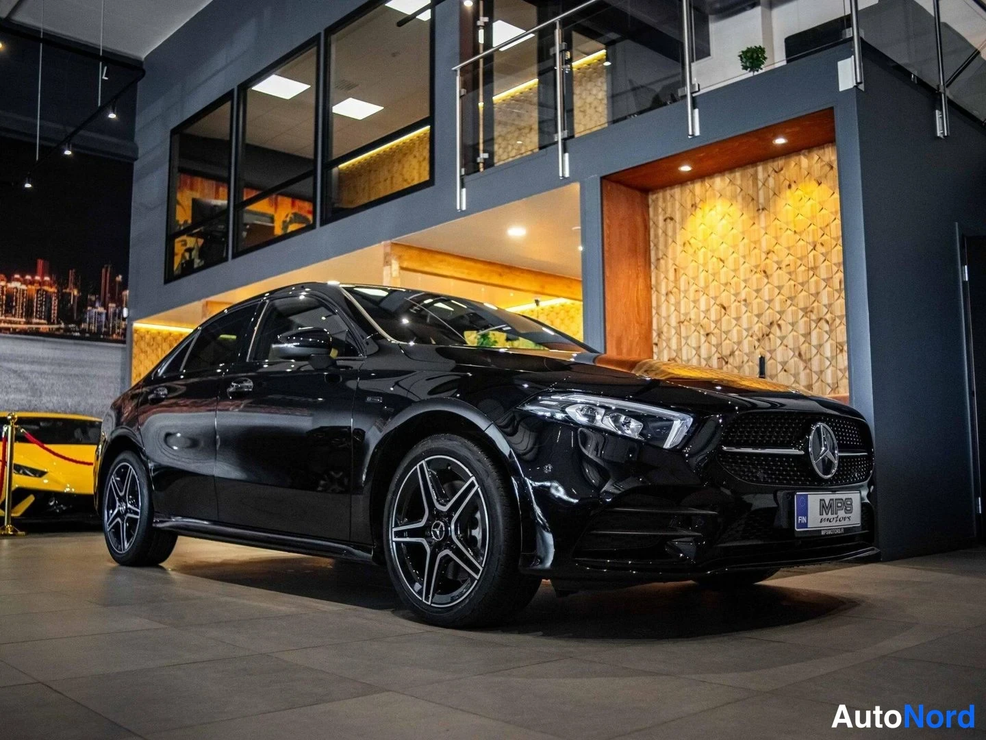 Musta Mercedes-Benz A 250 e 2021, etuviisto, keula oikealle, kuva 2