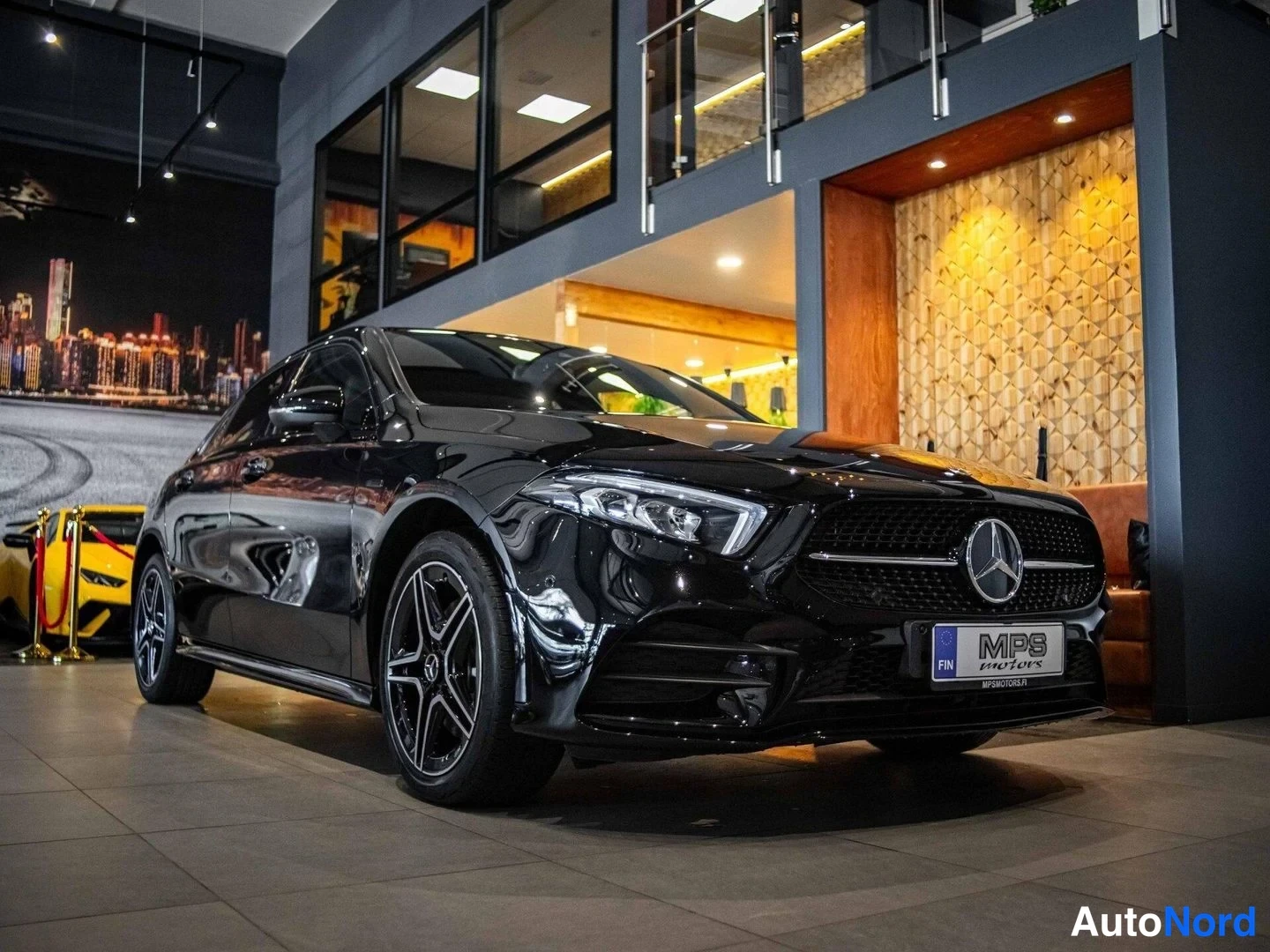 Musta Mercedes-Benz A 250 e 2021, etuviisto, keula oikealle, kuva 4