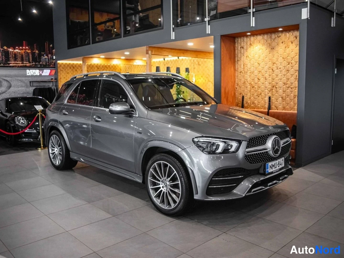 Harmaa Mercedes-Benz GLE 350 de 4MATIC 2020, etuviisto, keula oikealle, kuva 4